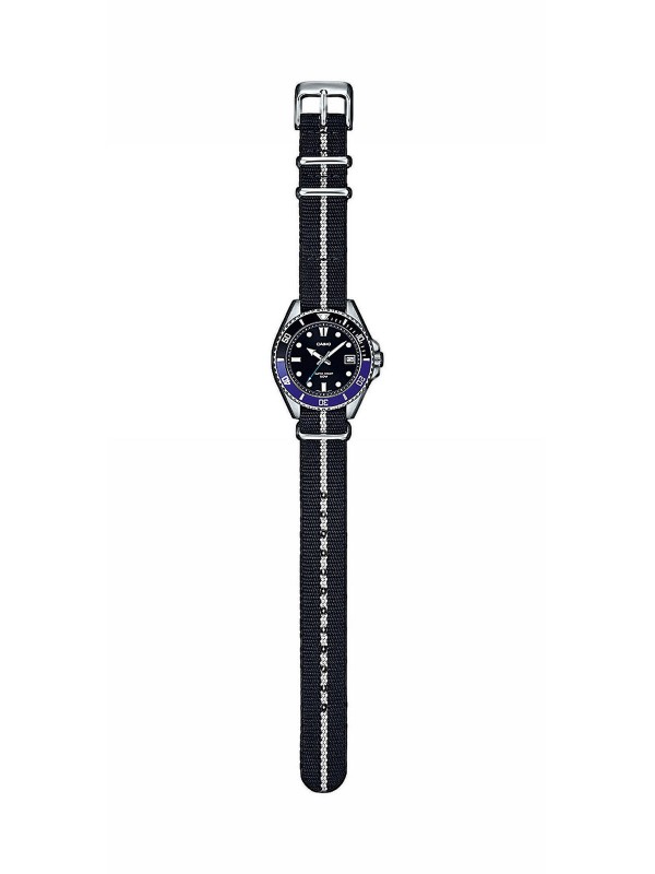 Otkrijte Casio, sportski sat s rotirajućim okvirom, neon displejem i vodootpornost do 50m. Stilski teget i crni dizajn.