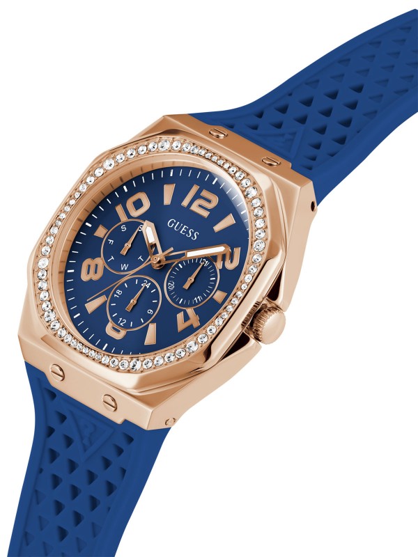 Elegantan Guess ženski sportski sat "Zest" GW0694L4 s oktagonalnim kućištem roze zlata i teget silikonskom narukvicom.