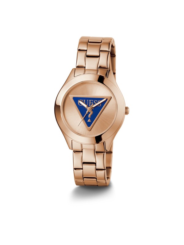 Elegantan GUESS ženski sat "Tri Plaque" GW0675L3 u roze zlatnoj boji s teget trouglom i logotipom. Vodootporan, kvarcni mehanizam.