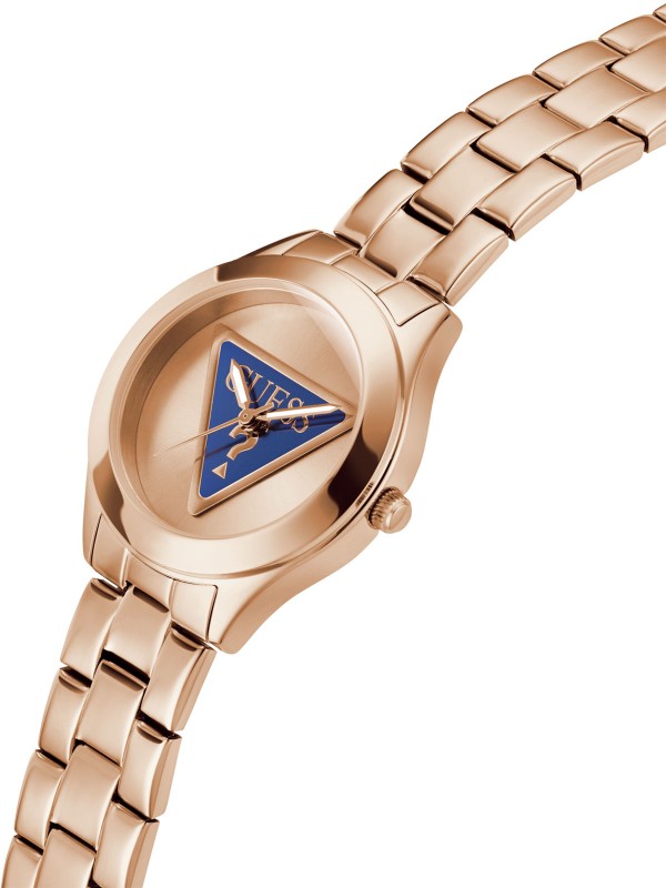 Elegantan GUESS ženski sat "Tri Plaque" GW0675L3 u roze zlatnoj boji s teget trouglom i logotipom. Vodootporan, kvarcni mehanizam.