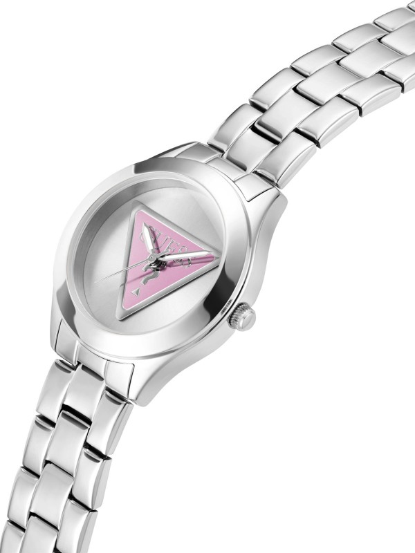 Elegantan GUESS ženski sat "Tri Plaque" GW0675L1 sa srebrnim brojčanikom, pink trouglom i logotipom. Vodootporan, kvarcni mehanizam.