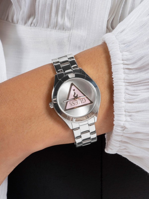 Elegantan GUESS ženski sat "Tri Plaque" GW0675L1 sa srebrnim brojčanikom, pink trouglom i logotipom. Vodootporan, kvarcni mehanizam.