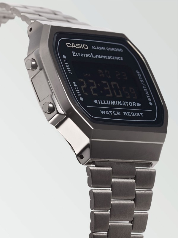 Otkrijte CASIO Vintage A168WEGG-1BEF, retro digitalni sat u crnoj boji s alarmom, štopericom i osvetljenjem. Stilski i funkcionalan.