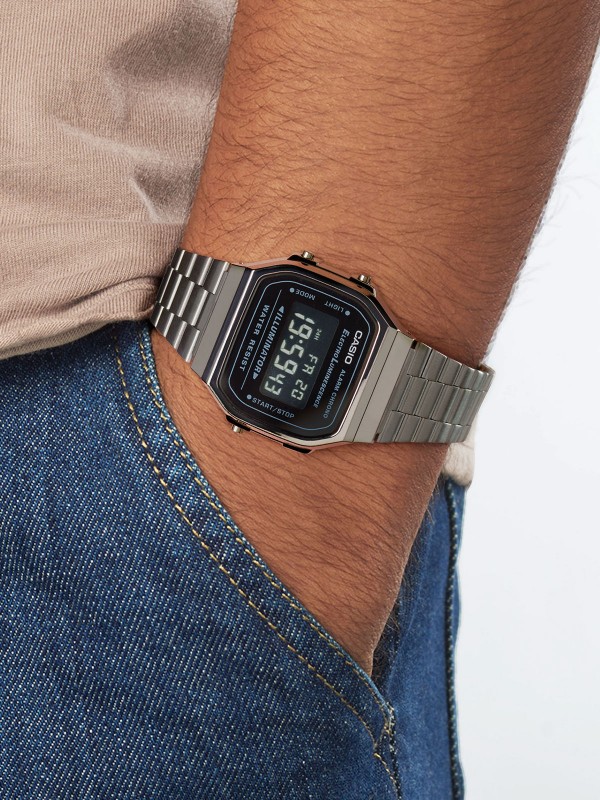 Otkrijte CASIO Vintage A168WEGG-1BEF, retro digitalni sat u crnoj boji s alarmom, štopericom i osvetljenjem. Stilski i funkcionalan.