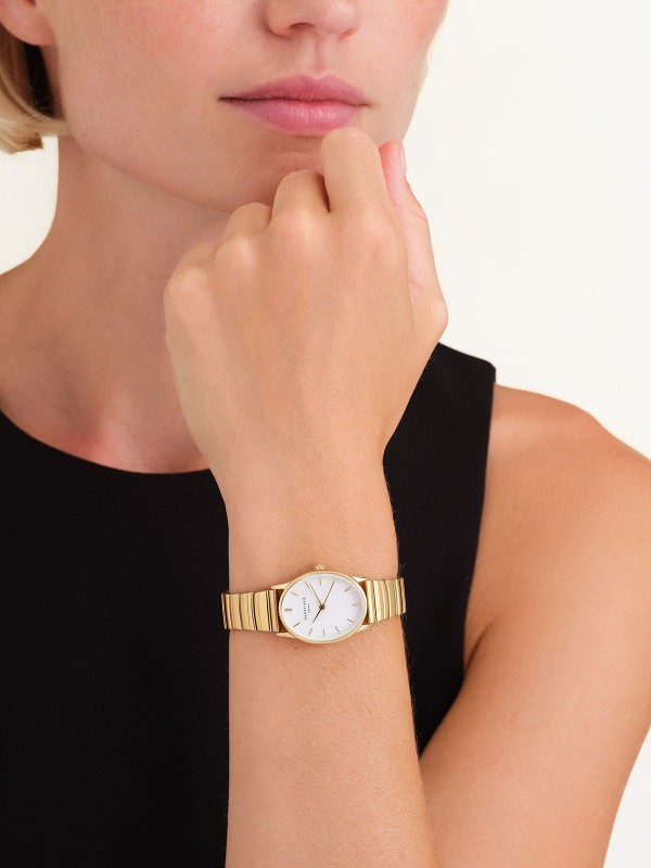 Elegantni Rosefield Oval Pearl Gold sat sa sedef brojčanikom i žutim zlatom, idealan za sofisticirane dame.