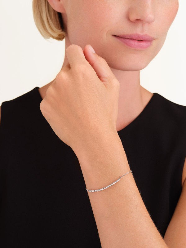 Rosefield TENNIS ženska narukvica od srebra s cirkonima, savršena za svaki stil. Podesiva dužina 16,5-19,5cm. Dodajte je svojoj kolekciji!