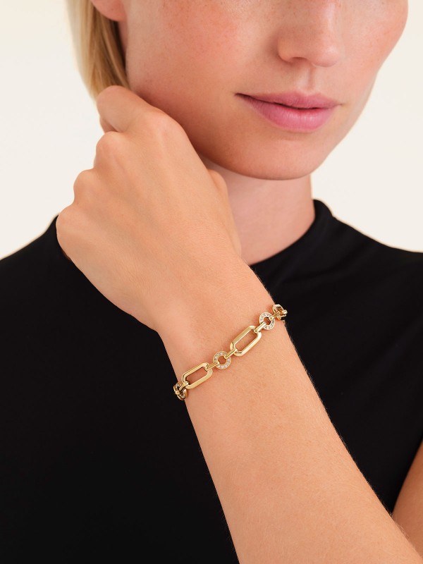 Rosefield STUDS GOLD ženska narukvica od nerđajućeg čelika u boji žutog zlata, savršena za svakodnevni stil. Podesiva dužina: 16,5cm - 19,5cm.