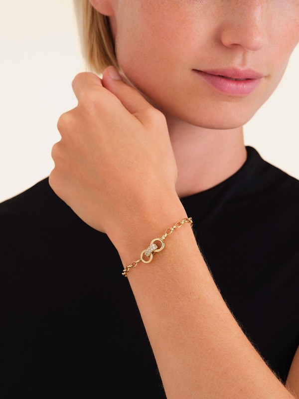 Elegantna Rosefield BOW STUDS GOLD narukvica od nerđajućeg čelika sa cirkonima, savršena za svaki stil. Podesiva dužina: 16,5cm - 19,5cm.
