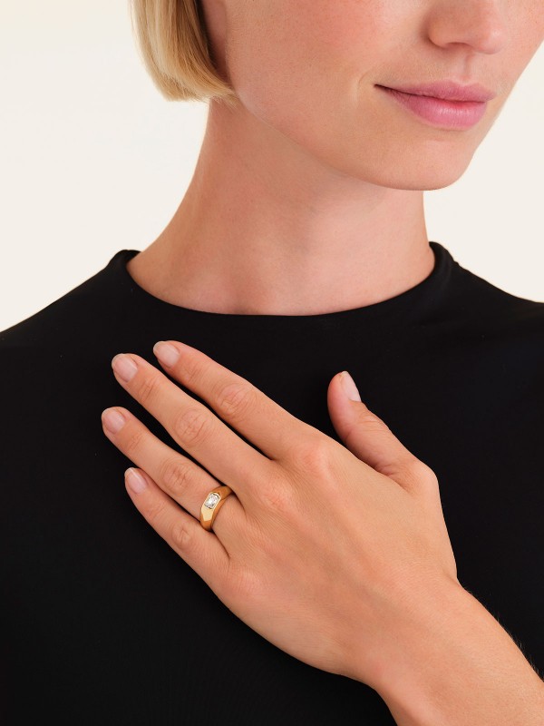 Elegantni Rosefield Octagon Zirconia prsten u boji žutog zlata sa cirkonom, savršen dodatak za svakodnevni stil. Veličina 54.