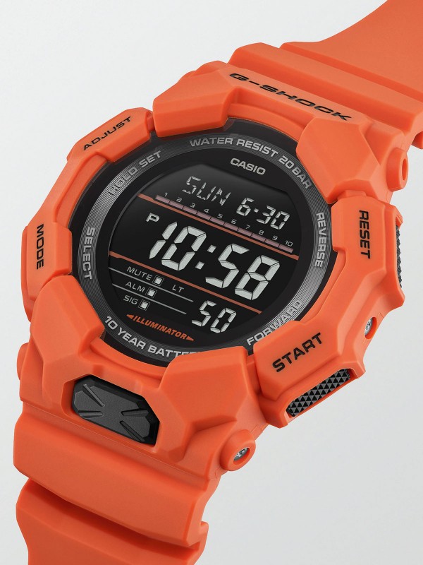 G-SHOCK GD-010: Digitalni sat u narandžastoj boji sa 10-godišnjom baterijom, svetskim vremenom i LED svetlom. Ekološki prihvatljiv dizajn.