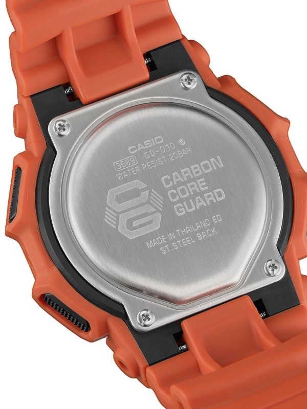 G-SHOCK GD-010: Digitalni sat u narandžastoj boji sa 10-godišnjom baterijom, svetskim vremenom i LED svetlom. Ekološki prihvatljiv dizajn.