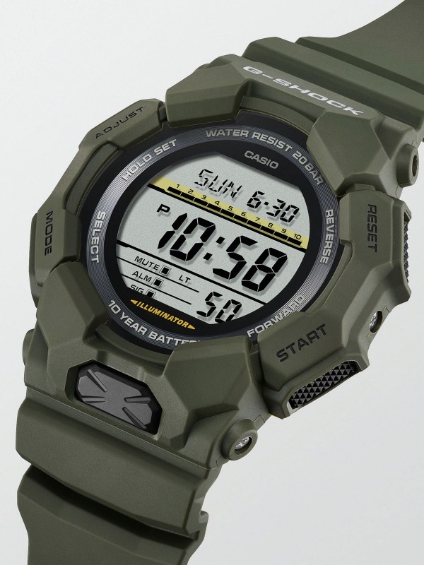 G-SHOCK digitalni sat u maslinastoj boji sa 10-godišnjom baterijom, svetskim vremenom, štopericom i LED svetlom za maksimalnu funkcionalnost.
