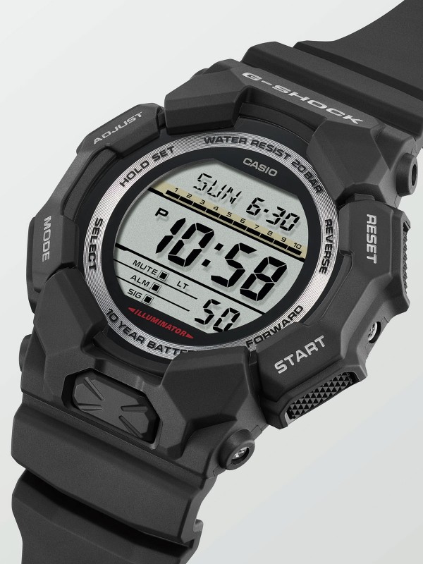 G-SHOCK digitalni sat u crnoj boji sa 10-godišnjom baterijom, svetskim vremenom i LED svetlom za maksimalnu funkcionalnost.
