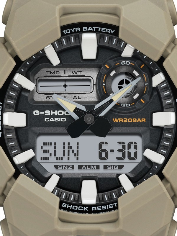G-SHOCK analogno-digitalni sat u bež boji sa 10-godišnjom baterijom, svetskim vremenom i LED svetlom za maksimalnu funkcionalnost.