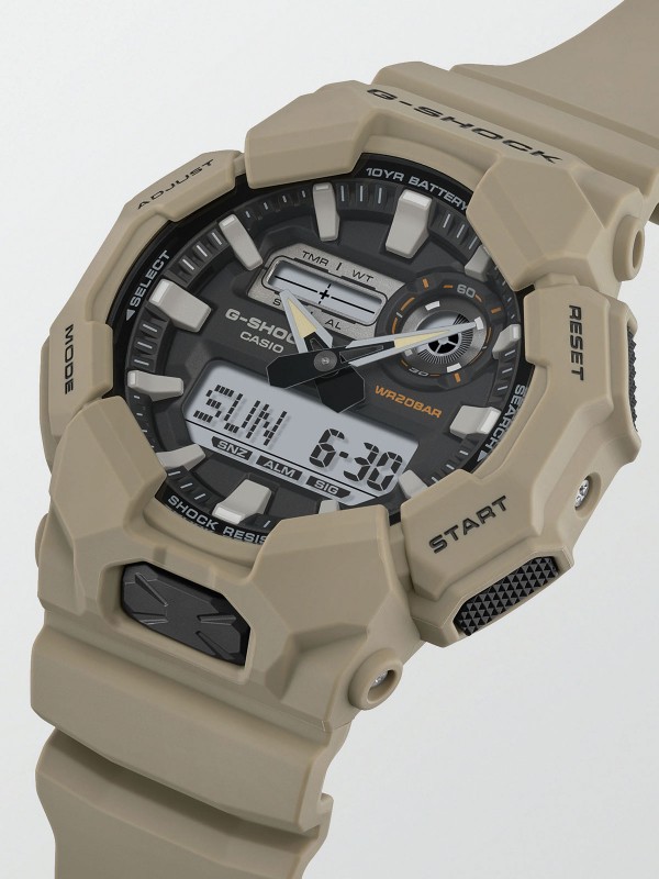 G-SHOCK analogno-digitalni sat u bež boji sa 10-godišnjom baterijom, svetskim vremenom i LED svetlom za maksimalnu funkcionalnost.
