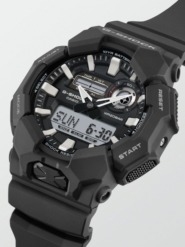 G-SHOCK crni sat sa 10-godišnjom baterijom, svetskim vremenom, štopericom i LED svetlom za maksimalnu funkcionalnost i ekološku održivost.