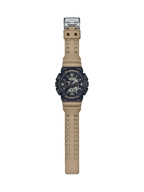 Dvobojni G-SHOCK sat s crnim brojčanikom i bež narukvicom za funkcionalan i moderan izgled.