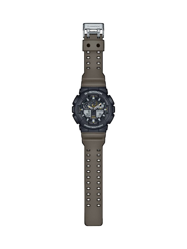 Dvobojni G-SHOCK sat s crnim brojčanikom i maslinasto zelenom narukvicom za funkcionalan i moderan izgled.