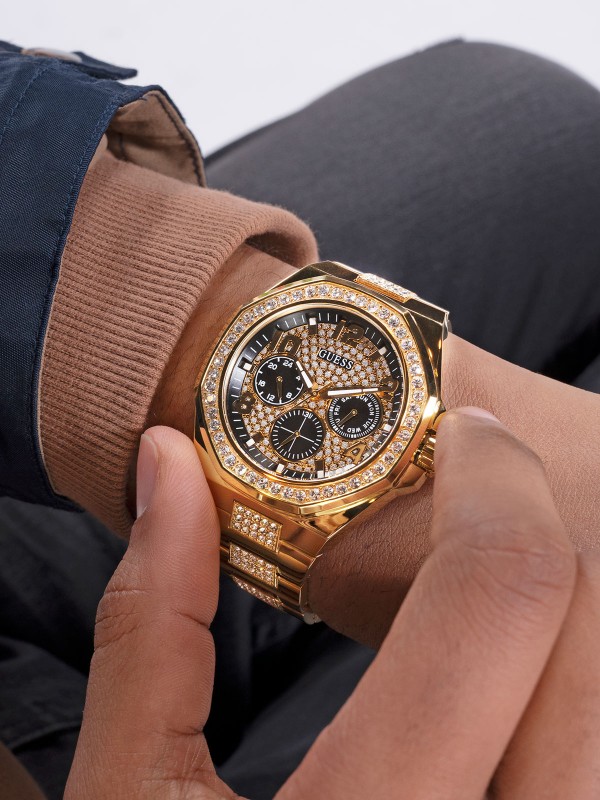 Elegantni muški sat u boji žutog zlata sa cirkonima, prečnika 46mm, nudi stil i funkcionalnost uz kvarcni mehanizam i vodootpornost do 50m.