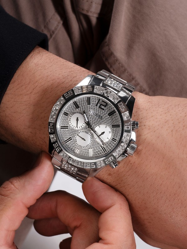 Elegantni muški sat sa cirkonima, prečnika 48mm, od nerđajućeg čelika. Vodootporan do 50m, kvarcni mehanizam. Idealno za sofisticiran stil.