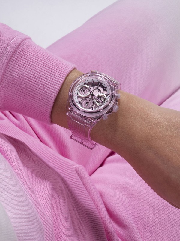 Elegantni ženski sat od bio materijala u pink boji, sportski i glamurozni dizajn, sa kvarcnim mehanizmom i vodootpornošću do 30m.
