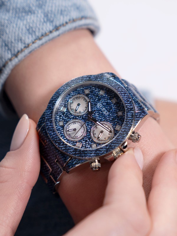 GUESS ženski sat "Indigo" GW0750L1: Teksas print, multifunkcionalni brojčanik, prečnik 38mm, vodootporan do 50m. Dodajte stil svom izgledu!