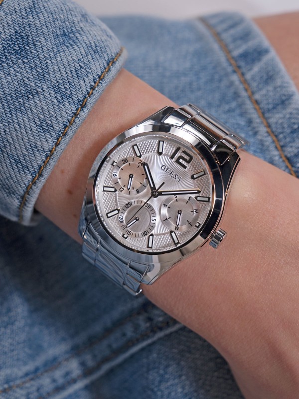 Guess ženski sat "Zoe" GW0760L1 u srebrnoj boji, prečnika 38mm, savršen za svaku priliku. Vodootporan, elegantan i funkcionalan.