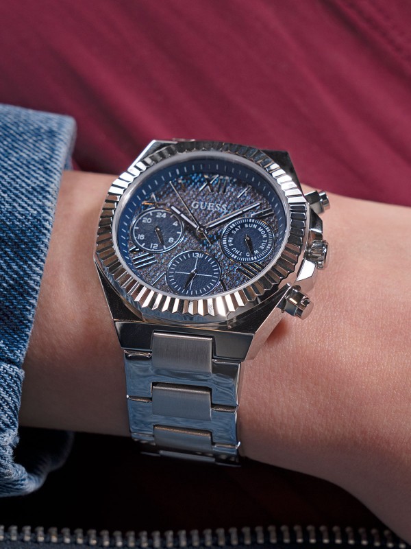 Guess ženski sat GW0769L1 u srebrnoj boji s teget teksas brojčanikom, multi-function mehanizam, idealan za svaki stil.