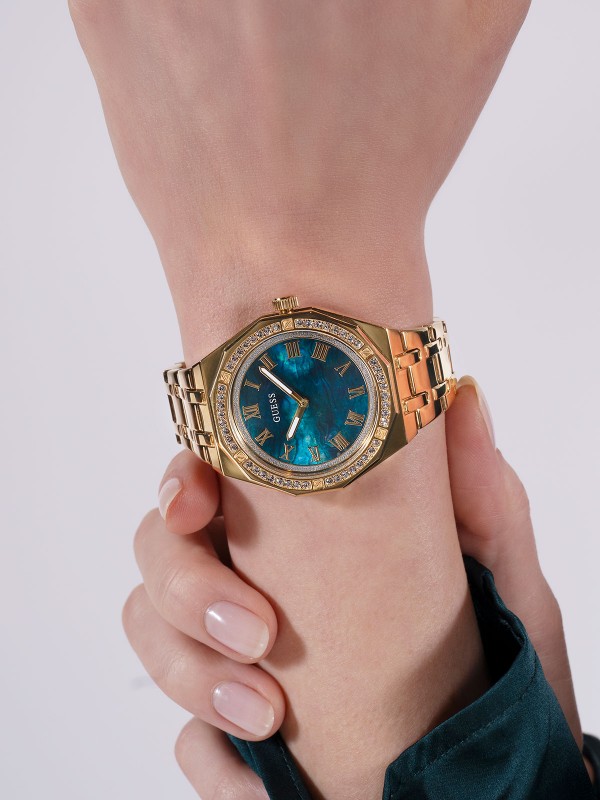 Elegantni Guess ženski sat sa cirkonima, zeleni sedef brojčanik i čelična narukvica u boji žutog zlata. Savršen za sofisticirane dame.