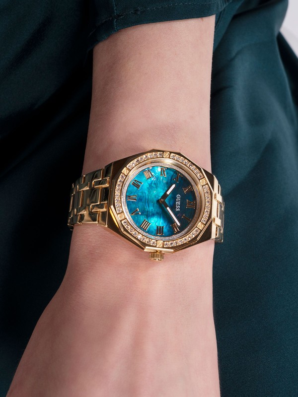 Elegantni Guess ženski sat sa cirkonima, zeleni sedef brojčanik i čelična narukvica u boji žutog zlata. Savršen za sofisticirane dame.