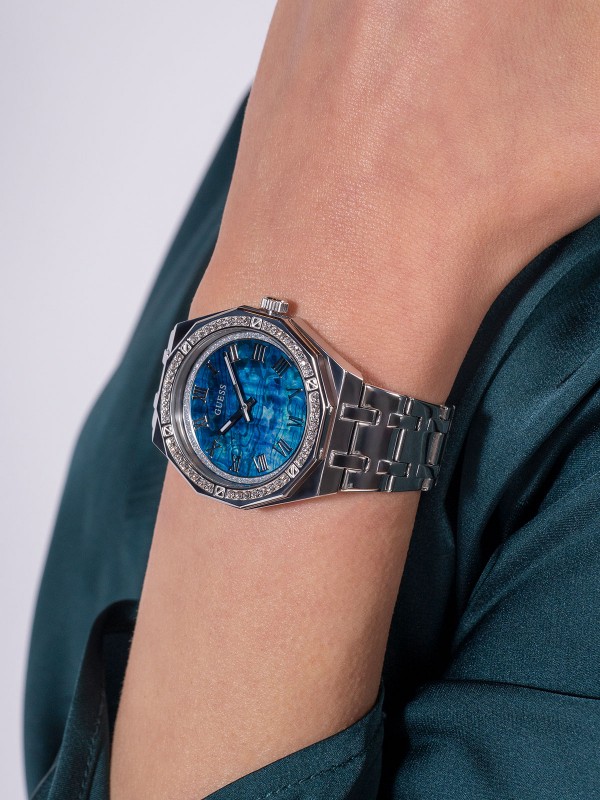 Elegantni Guess ženski sat sa cirkonima, plavim sedef brojčanikom i čeličnom narukvicom u boji srebra. Savršen za sofisticirane dame.