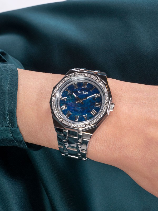 Elegantni Guess ženski sat sa cirkonima, plavim sedef brojčanikom i čeličnom narukvicom u boji srebra. Savršen za sofisticirane dame.