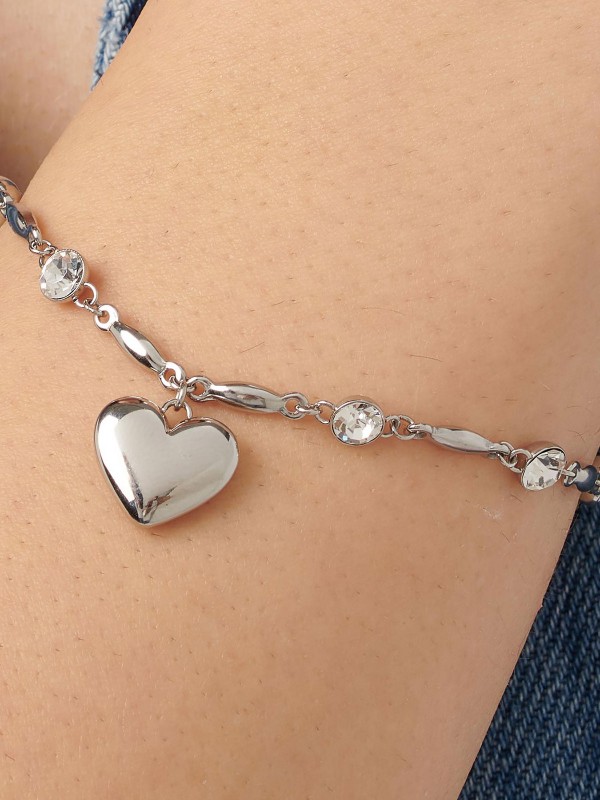 Elegantna Brosway CHAKRA narukvica sa srcem, izrađena od nerđajućeg čelika, simbolizuje ljubav i instinkt. Idealna za svaku priliku!