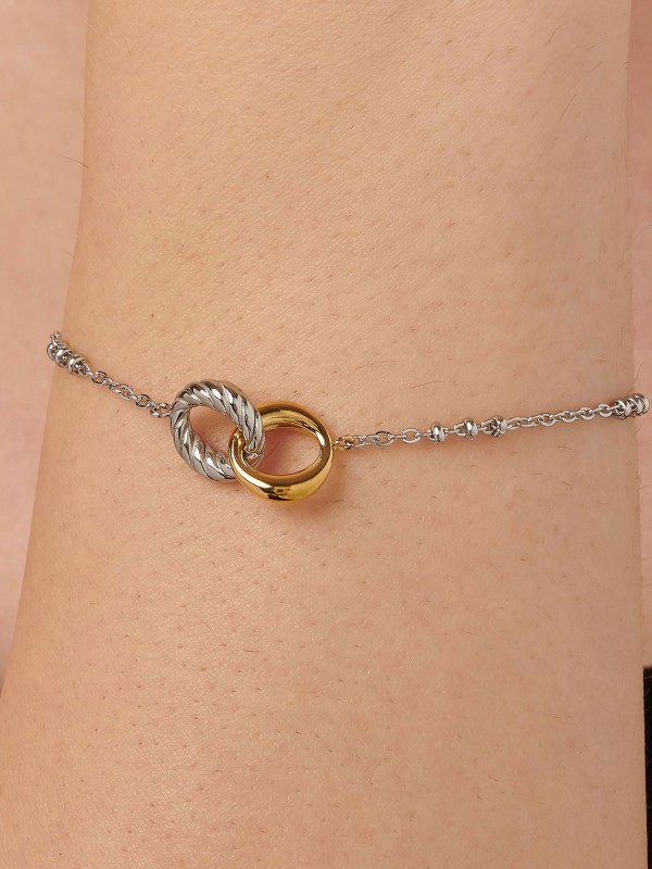 Elegantna ženska narukvica od nerđajućeg čelika sa priveskom u boji srebra i 14ct žutog zlata, dužine 19,5 cm.