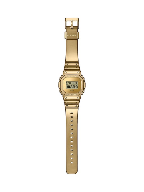 Kultni G-SHOCK GM-5600YMG-9ER kombinuje klasični digitalni stil sa žuto-zlatnim čeličnim okvirom i sjajnom silikonskom narukvicom.
