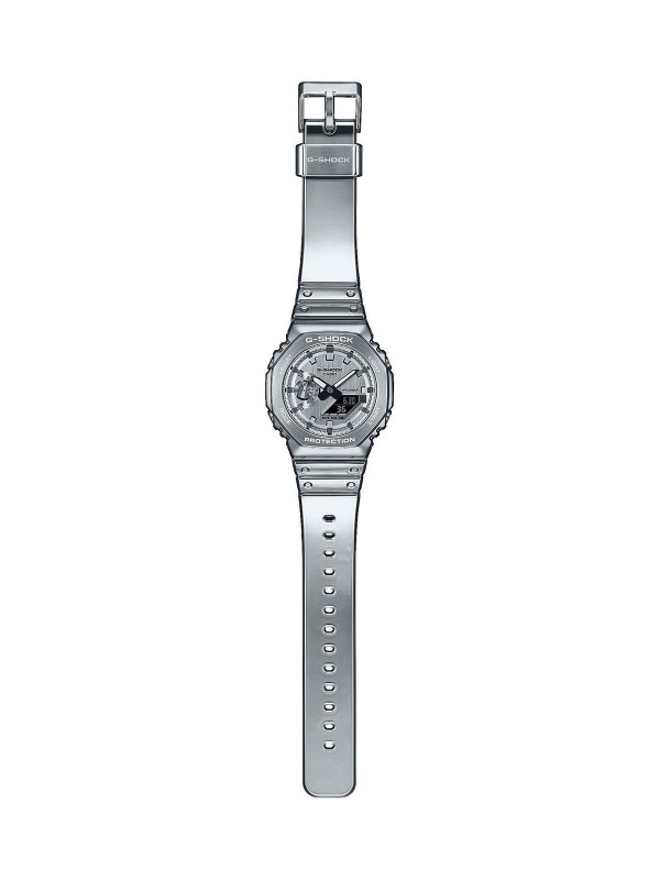 G-SHOCK sat sa čeličnim okvirom i silikonskom narukvicom u sjajnoj metalik srebrnoj boji za moderan i izdržljiv stil.