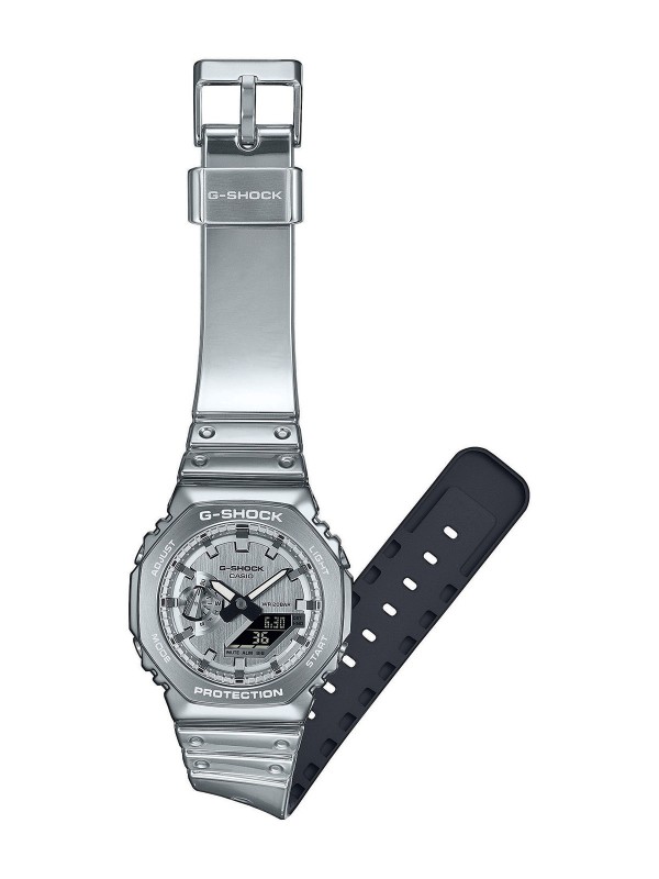 G-SHOCK sat sa čeličnim okvirom i silikonskom narukvicom u sjajnoj metalik srebrnoj boji za moderan i izdržljiv stil.