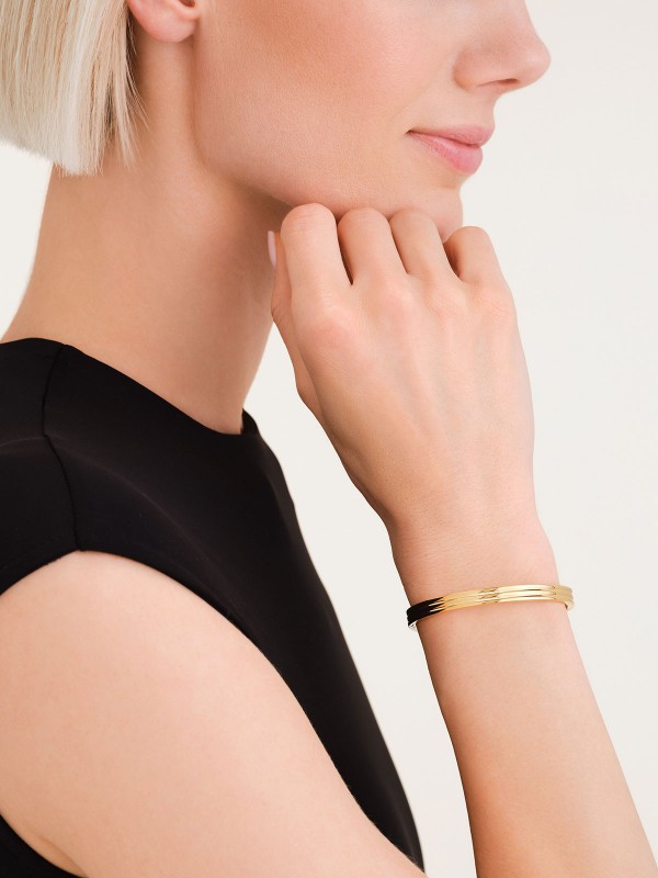 Elegantna Rosefield STRIPED BANGLE narukvica u boji žutog zlata, izrađena od nerđajućeg čelika, savršen detalj.