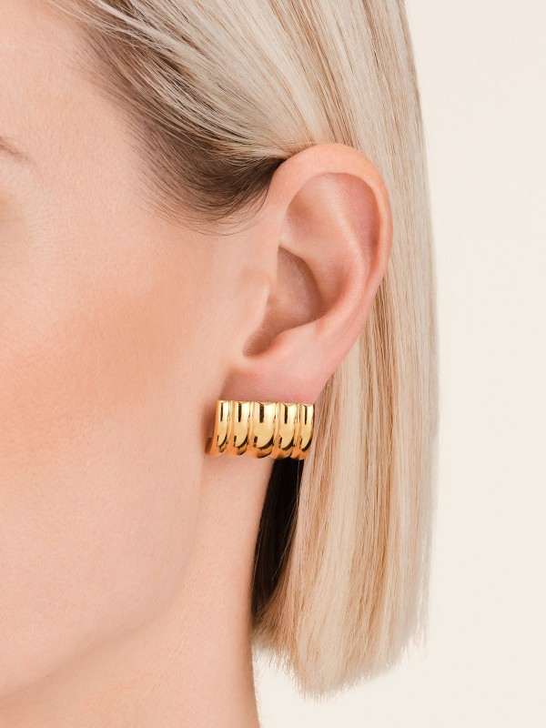 Rosefield minđuše Ribbed Earrings od nerđajućeg čelika u boji žutog zlata za elegantan i moderan izgled.