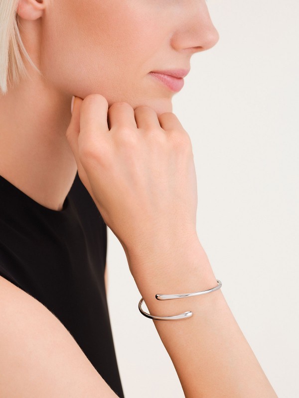 Elegantna Rosefield HUGGED BANGLE narukvica od nerđajućeg čelika u srebrnoj boji sa otvorenim krajevima za moderan izgled.