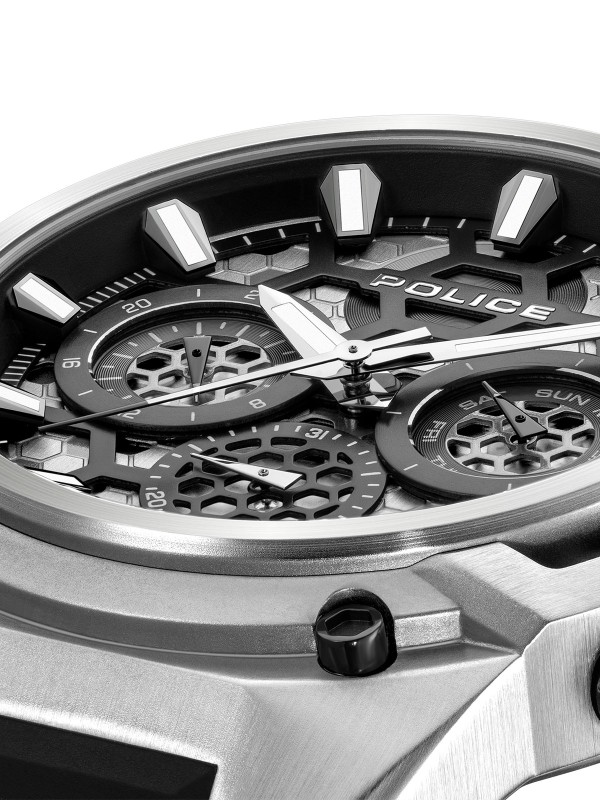 POLICE CHALLENGER multifunkcionalni muški sportski sat u boji srebra sa crnim silikonskim kaišem. Kućište 46 mm, crni brojčanik sa sivim detaljima, prikazi dana i datuma. Vodootpornost 50 m.