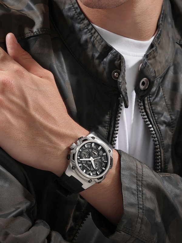 POLICE CHALLENGER multifunkcionalni muški sportski sat u boji srebra sa crnim silikonskim kaišem. Kućište 46 mm, crni brojčanik sa sivim detaljima, prikazi dana i datuma. Vodootpornost 50 m.