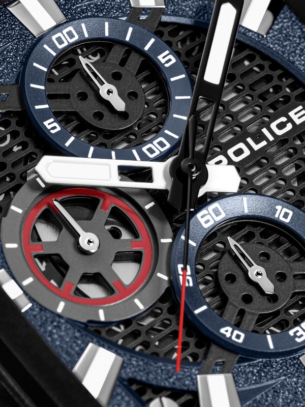 Muški hronograf sat POLICE CLOUT OCTET PEWGO00776X1 sa futurističkim kvadratnim kućištem i 8 silikonskih narukvica. Teget brojčanik sa crvenim detaljima, kućište od najlonskih vlakana.