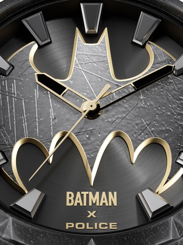 Limitirani model POLICE THE BAT PEWGA0075501 sa crnim kućištem i brojčanikom ukrašenim Batman znakom u antičko zlatnoj boji. Dolazi sa elegantnom crnom kožnom narukvicom i posebnom kutijom.