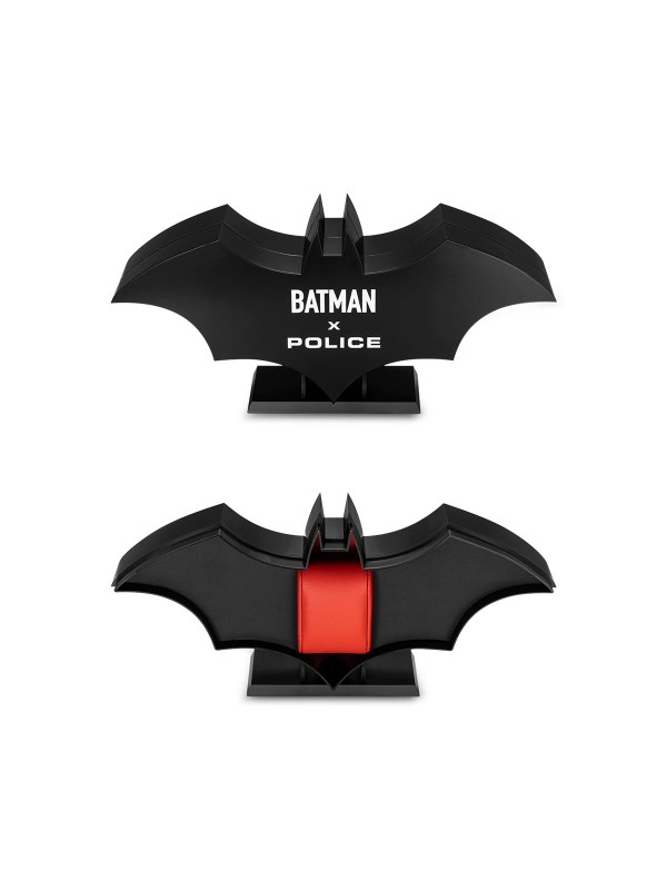 Limitirani model POLICE THE BAT PEWGA0075501 sa crnim kućištem i brojčanikom ukrašenim Batman znakom u antičko zlatnoj boji. Dolazi sa elegantnom crnom kožnom narukvicom i posebnom kutijom.