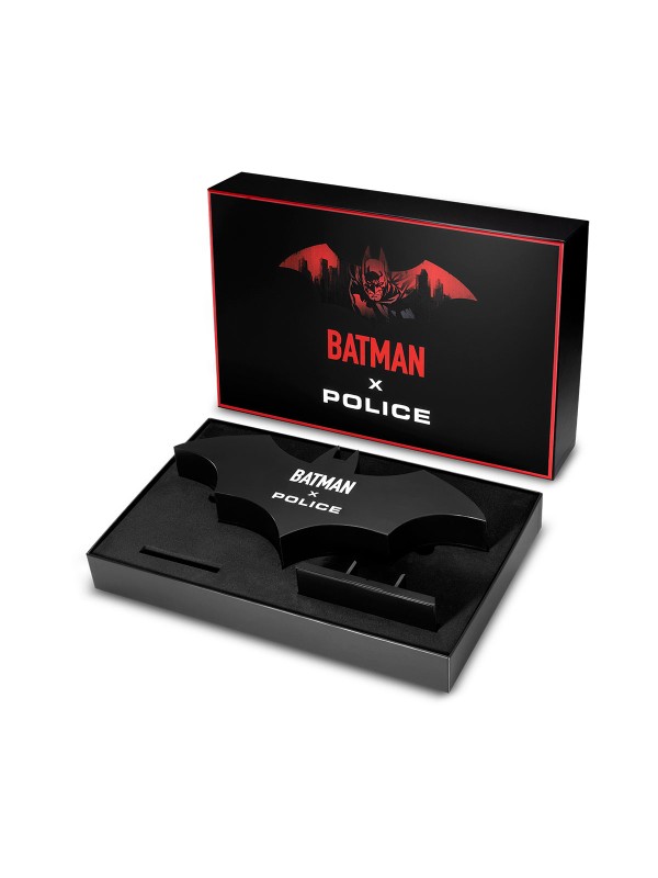 Limitirani model POLICE THE BAT PEWGA0075501 sa crnim kućištem i brojčanikom ukrašenim Batman znakom u antičko zlatnoj boji. Dolazi sa elegantnom crnom kožnom narukvicom i posebnom kutijom.