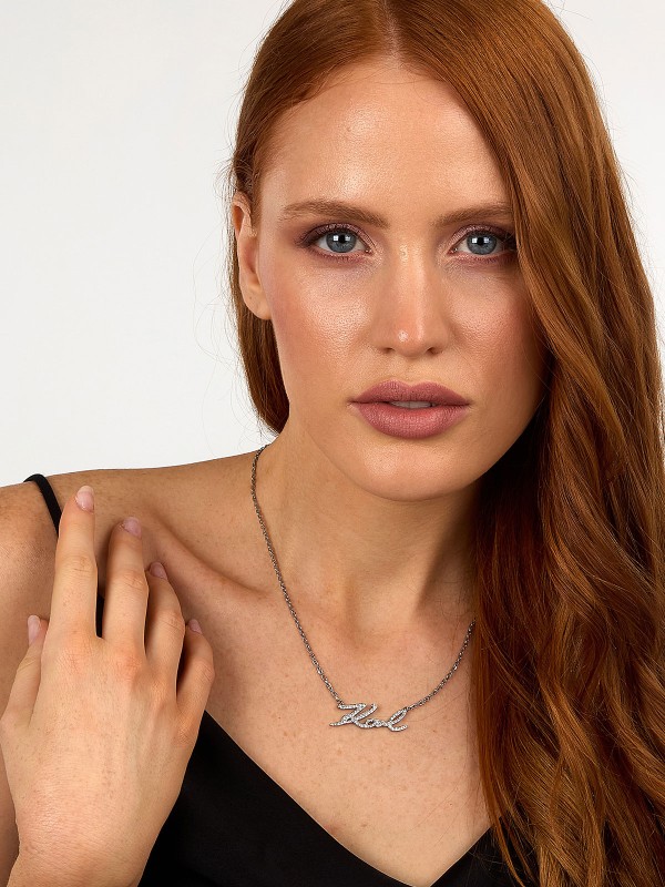 Karl Lagerfeld CHARMS ogrlica KLAYD04 – elegantna ženska ogrlica od čelika u boji srebra sa centralnim KARL logotipom ukrašenim pavé cirkonima. Dužina 40+5 cm.