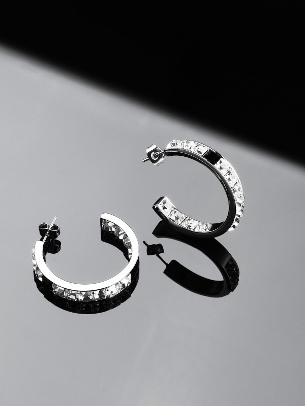 Karl Lagerfeld CRYSTALS minđuše KLAYC36 u boji srebra – elegantne alke sa providnim kockastim kristalima i jednim crnim kristalom. Prečnik 3 cm.