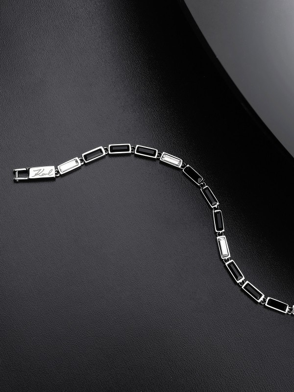 Elegantna Karl Lagerfeld CRYSTALS narukvica KLAYC19 od nerđajućeg čelika u boji srebra sa crnim i providnim baguette kristalima. Dužina 16+1,5 cm.