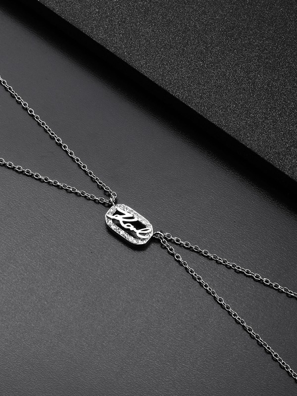 Karl Lagerfeld CRYSTALS ogrlica KLAYC13 – dupli lančić u boji srebra sa centralnim priveskom sa pavé cirkonima i KARL logom. Dužina 40+5 cm.
